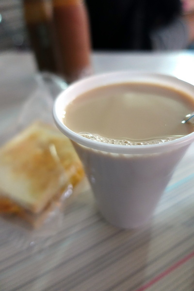 豆奶宗：(胖樺食記)台南必吃超人氣消夜早餐「豆奶宗」，沙茶蛋餅/蘿蔔糕/火腿蛋吐司/高大鮮乳紅茶拿鐵/排隊店/平價/路邊攤