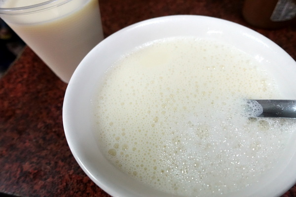 豆奶宗：(胖樺食記)台南必吃超人氣消夜早餐「豆奶宗」，沙茶蛋餅/蘿蔔糕/火腿蛋吐司/高大鮮乳紅茶拿鐵/排隊店/平價/路邊攤