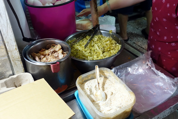 豆奶宗：(胖樺食記)台南必吃超人氣消夜早餐「豆奶宗」，沙茶蛋餅/蘿蔔糕/火腿蛋吐司/高大鮮乳紅茶拿鐵/排隊店/平價/路邊攤