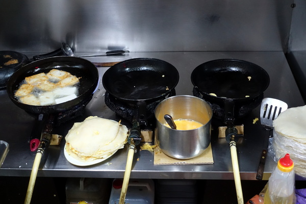 豆奶宗：(胖樺食記)台南必吃超人氣消夜早餐「豆奶宗」，沙茶蛋餅/蘿蔔糕/火腿蛋吐司/高大鮮乳紅茶拿鐵/排隊店/平價/路邊攤