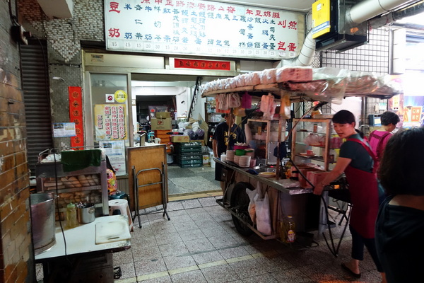 豆奶宗：(胖樺食記)台南必吃超人氣消夜早餐「豆奶宗」，沙茶蛋餅/蘿蔔糕/火腿蛋吐司/高大鮮乳紅茶拿鐵/排隊店/平價/路邊攤