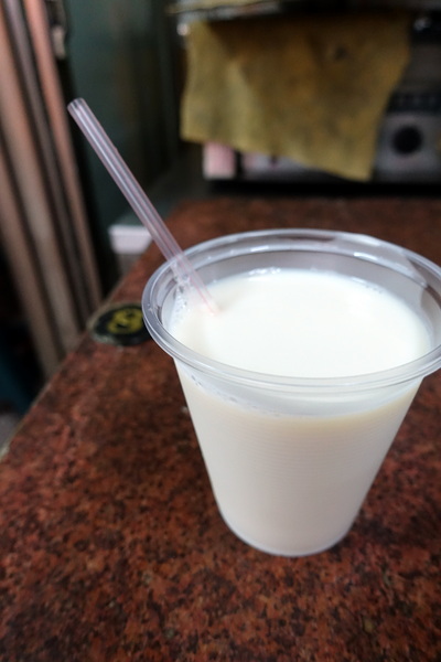 豆奶宗：(胖樺食記)台南必吃超人氣消夜早餐「豆奶宗」，沙茶蛋餅/蘿蔔糕/火腿蛋吐司/高大鮮乳紅茶拿鐵/排隊店/平價/路邊攤