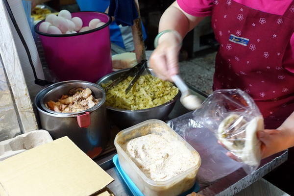豆奶宗：(胖樺食記)台南必吃超人氣消夜早餐「豆奶宗」，沙茶蛋餅/蘿蔔糕/火腿蛋吐司/高大鮮乳紅茶拿鐵/排隊店/平價/路邊攤