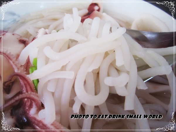 邱家小卷米粉：湯頭清透卻鮮到不像話