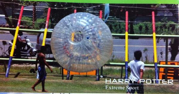 哈利波特草地飛球場:【遊記】oO。。墾丁 哈利波特草地飛球(滾大球) 就算是英雄豪傑,也會尖聲驚叫,即便公主閨秀,難免發瘋起肖!。。o○。