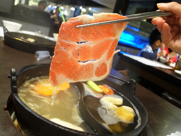 青禾幸福鍋物涮涮屋(永安店)：＜新北｜永安市場｜火鍋＞冬天吃鍋～青禾幸福鍋物涮涮屋