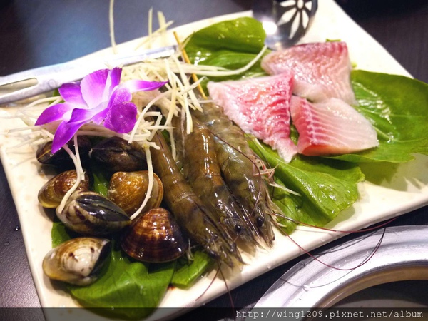 青禾幸福鍋物涮涮屋(永安店)：冬天吃暖鍋。【青禾幸福鍋物涮涮屋(永安店)】酸白菜鍋體驗