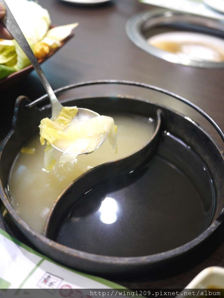 青禾幸福鍋物涮涮屋(永安店)：冬天吃暖鍋。【青禾幸福鍋物涮涮屋(永安店)】酸白菜鍋體驗