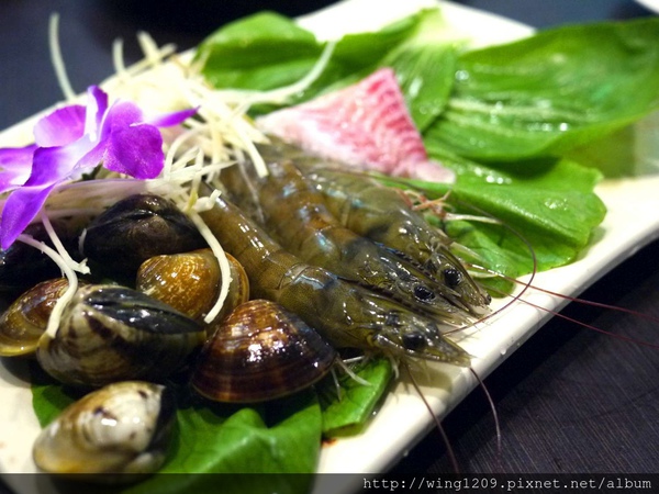 青禾幸福鍋物涮涮屋(永安店)：冬天吃暖鍋。【青禾幸福鍋物涮涮屋(永安店)】酸白菜鍋體驗