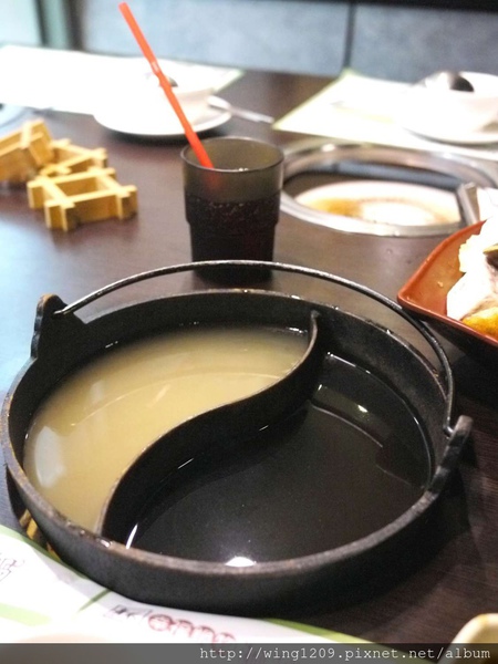 青禾幸福鍋物涮涮屋(永安店)：冬天吃暖鍋。【青禾幸福鍋物涮涮屋(永安店)】酸白菜鍋體驗