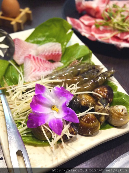 青禾幸福鍋物涮涮屋(永安店)：冬天吃暖鍋。【青禾幸福鍋物涮涮屋(永安店)】酸白菜鍋體驗