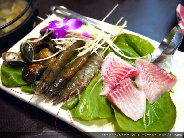 青禾幸福鍋物涮涮屋(永安店)：冬天吃暖鍋。【青禾幸福鍋物涮涮屋(永安店)】酸白菜鍋體驗