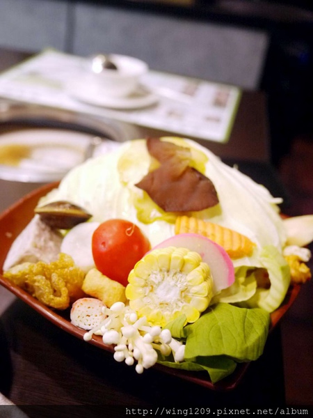 青禾幸福鍋物涮涮屋(永安店)：冬天吃暖鍋。【青禾幸福鍋物涮涮屋(永安店)】酸白菜鍋體驗