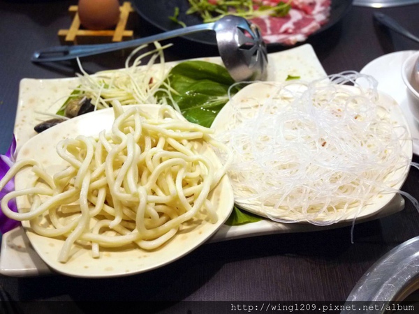 青禾幸福鍋物涮涮屋(永安店)：冬天吃暖鍋。【青禾幸福鍋物涮涮屋(永安店)】酸白菜鍋體驗