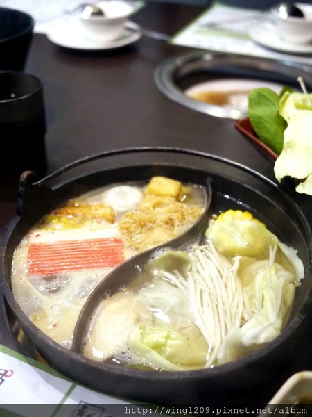 青禾幸福鍋物涮涮屋(永安店)：冬天吃暖鍋。【青禾幸福鍋物涮涮屋(永安店)】酸白菜鍋體驗