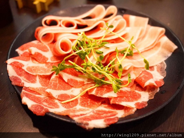 青禾幸福鍋物涮涮屋(永安店)：冬天吃暖鍋。【青禾幸福鍋物涮涮屋(永安店)】酸白菜鍋體驗