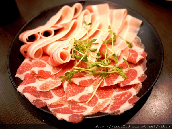 青禾幸福鍋物涮涮屋(永安店)：冬天吃暖鍋。【青禾幸福鍋物涮涮屋(永安店)】酸白菜鍋體驗