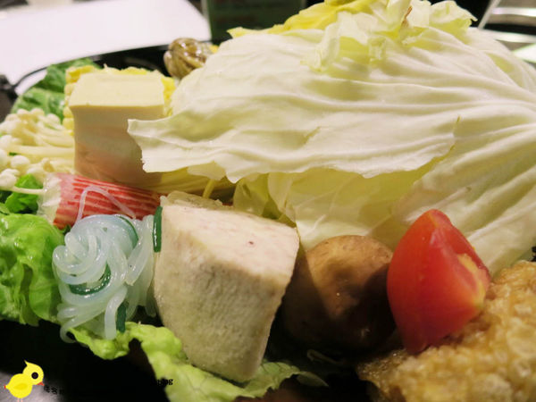 台北-青禾幸福鍋物涮涮屋(永安店)-個人鴛鴦火鍋-豪華海陸鍋-綜合魚片盤、犇牛盤