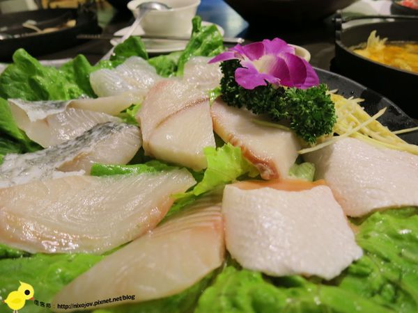 台北-青禾幸福鍋物涮涮屋(永安店)-個人鴛鴦火鍋-豪華海陸鍋-綜合魚片盤、犇牛盤