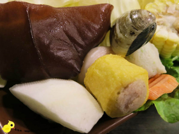台北-青禾幸福鍋物涮涮屋(永安店)-個人鴛鴦火鍋-豪華海陸鍋-綜合魚片盤、犇牛盤