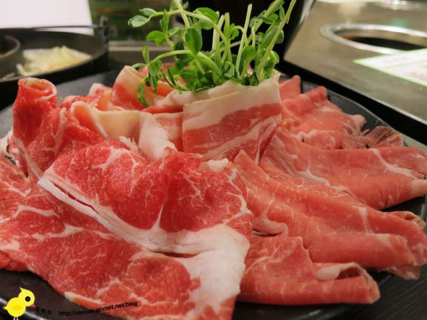 台北-青禾幸福鍋物涮涮屋(永安店)-個人鴛鴦火鍋-豪華海陸鍋-綜合魚片盤、犇牛盤