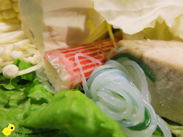 台北-青禾幸福鍋物涮涮屋(永安店)-個人鴛鴦火鍋-豪華海陸鍋-綜合魚片盤、犇牛盤