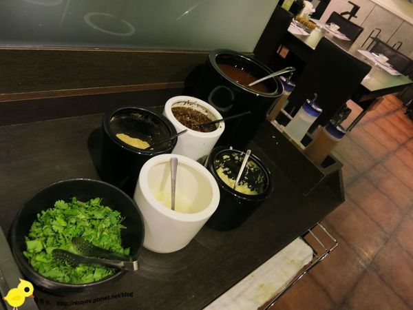 台北-青禾幸福鍋物涮涮屋(永安店)-個人鴛鴦火鍋-豪華海陸鍋-綜合魚片盤、犇牛盤