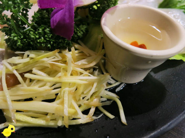 台北-青禾幸福鍋物涮涮屋(永安店)-個人鴛鴦火鍋-豪華海陸鍋-綜合魚片盤、犇牛盤