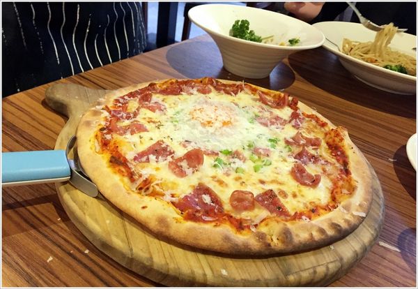 石窯屋：[新北蘆洲]石窯屋|手作窯烤Pizza、半月烤餅|氣氛超讚的義式餐廳|食尚玩家採訪報導店家