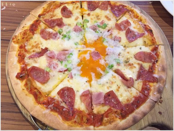 石窯屋：[新北蘆洲]石窯屋|手作窯烤Pizza、半月烤餅|氣氛超讚的義式餐廳|食尚玩家採訪報導店家