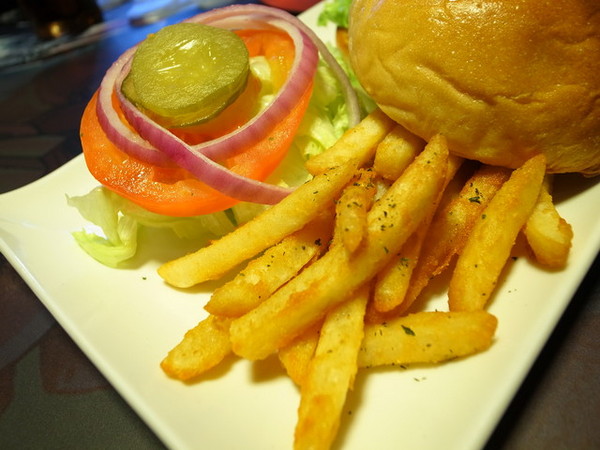 3mins美式餐廳(中美店):<台中|美式餐廳>超級英雄陪你吃漢堡!!!3mins美式餐廳