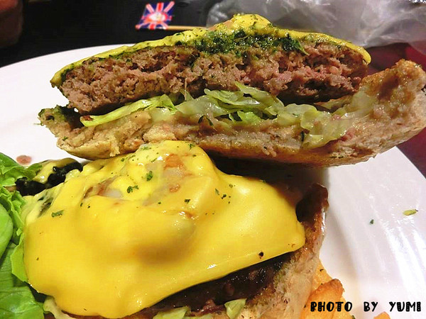 3mins美式餐廳(中美店)：【口碑券§第68彈】party time~復仇者英雄佔領台中!!美國隊長x鋼鐵人陪你一起大嗑漢堡@3mins美式餐廳