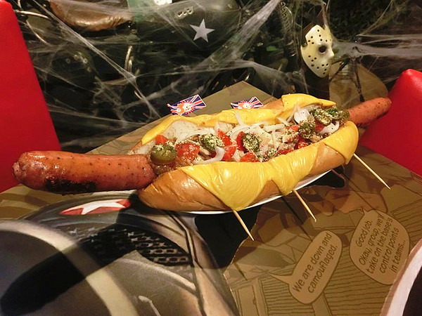 3mins美式餐廳(中美店):【台中食記】萬聖節快一起來搗蛋!!美國隊長和巨無霸熱狗陪你TRICK OR TREAT@3mins美式餐廳(中美店)