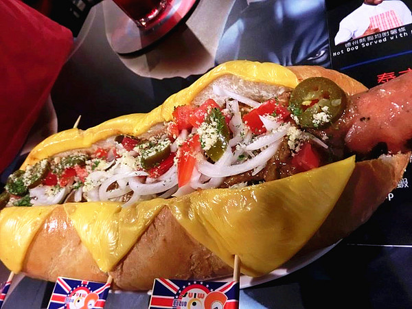 3mins美式餐廳(中美店):【台中食記】萬聖節快一起來搗蛋!!美國隊長和巨無霸熱狗陪你TRICK OR TREAT@3mins美式餐廳(中美店)