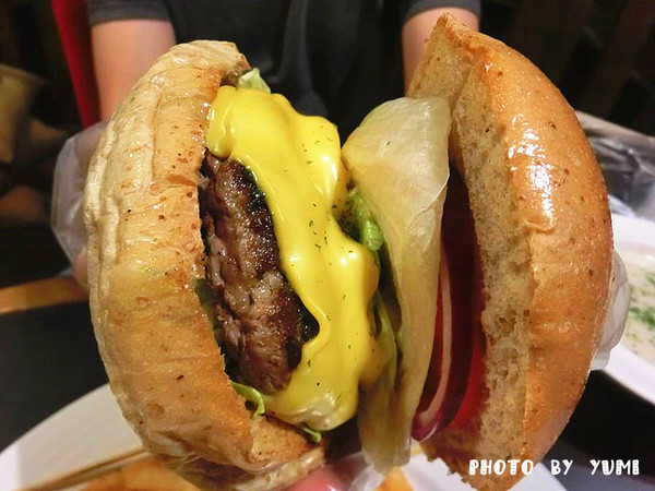 3mins美式餐廳(中美店)：【口碑券§第68彈】party time~復仇者英雄佔領台中!!美國隊長x鋼鐵人陪你一起大嗑漢堡@3mins美式餐廳