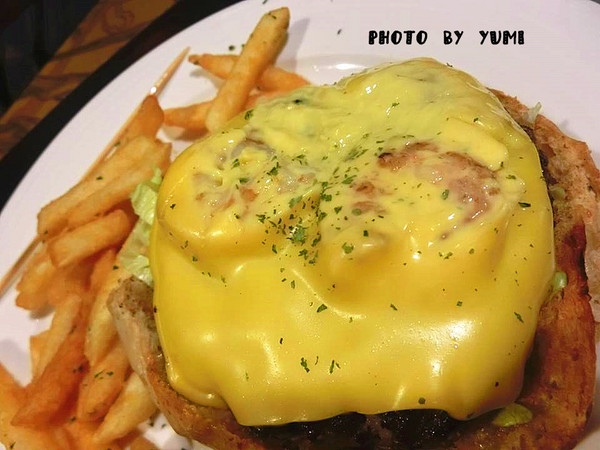 3mins美式餐廳(中美店)：【口碑券§第68彈】party time~復仇者英雄佔領台中!!美國隊長x鋼鐵人陪你一起大嗑漢堡@3mins美式餐廳