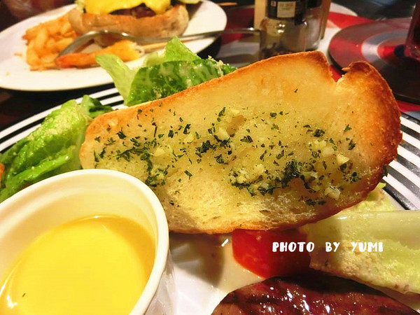 3mins美式餐廳(中美店)：【口碑券§第68彈】party time~復仇者英雄佔領台中!!美國隊長x鋼鐵人陪你一起大嗑漢堡@3mins美式餐廳