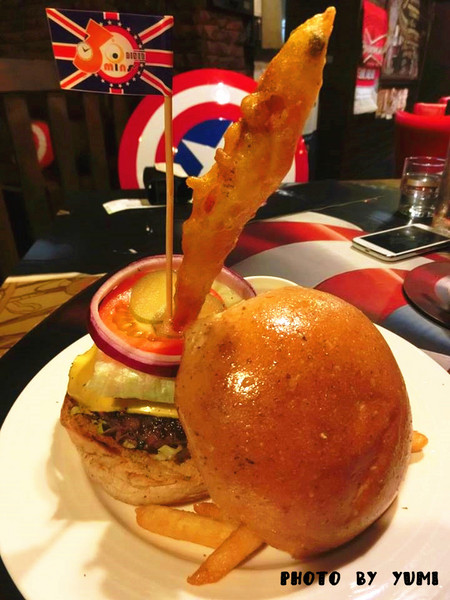 3mins美式餐廳(中美店)：【口碑券§第68彈】party time~復仇者英雄佔領台中!!美國隊長x鋼鐵人陪你一起大嗑漢堡@3mins美式餐廳