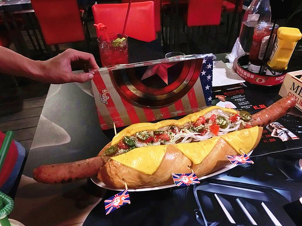 3mins美式餐廳(中美店):【台中食記】萬聖節快一起來搗蛋!!美國隊長和巨無霸熱狗陪你TRICK OR TREAT@3mins美式餐廳(中美店)