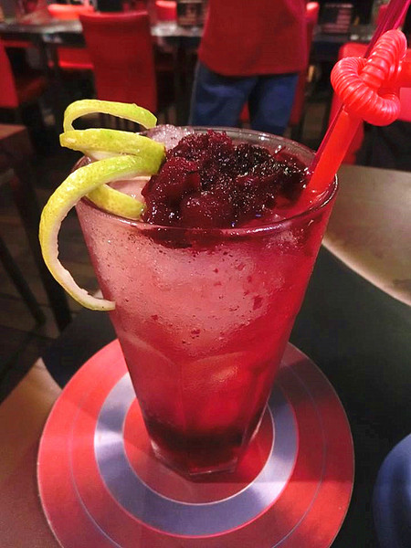 3mins美式餐廳(中美店):【台中食記】萬聖節快一起來搗蛋!!美國隊長和巨無霸熱狗陪你TRICK OR TREAT@3mins美式餐廳(中美店)