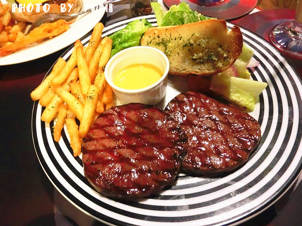 3mins美式餐廳(中美店)：【口碑券§第68彈】party time~復仇者英雄佔領台中!!美國隊長x鋼鐵人陪你一起大嗑漢堡@3mins美式餐廳