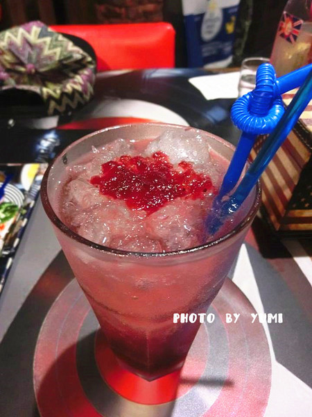 3mins美式餐廳(中美店)：【口碑券§第68彈】party time~復仇者英雄佔領台中!!美國隊長x鋼鐵人陪你一起大嗑漢堡@3mins美式餐廳