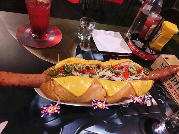 3mins美式餐廳(中美店):【台中食記】萬聖節快一起來搗蛋!!美國隊長和巨無霸熱狗陪你TRICK OR TREAT@3mins美式餐廳(中美店)