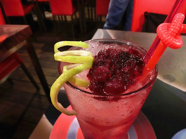 3mins美式餐廳(中美店):【台中食記】萬聖節快一起來搗蛋!!美國隊長和巨無霸熱狗陪你TRICK OR TREAT@3mins美式餐廳(中美店)