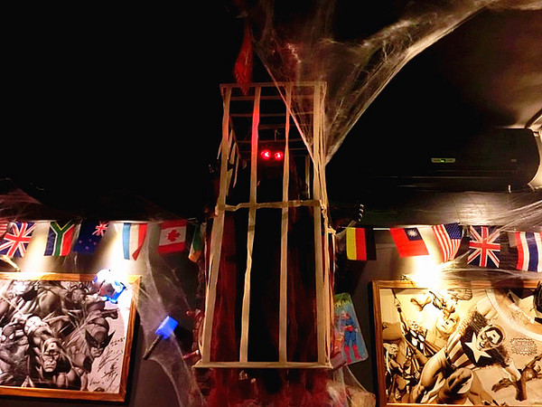 3mins美式餐廳(中美店):【台中食記】萬聖節快一起來搗蛋!!美國隊長和巨無霸熱狗陪你TRICK OR TREAT@3mins美式餐廳(中美店)