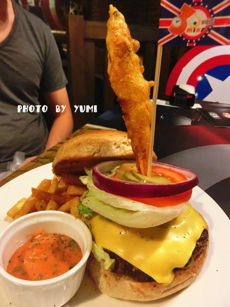 3mins美式餐廳(中美店)：【口碑券§第68彈】party time~復仇者英雄佔領台中!!美國隊長x鋼鐵人陪你一起大嗑漢堡@3mins美式餐廳