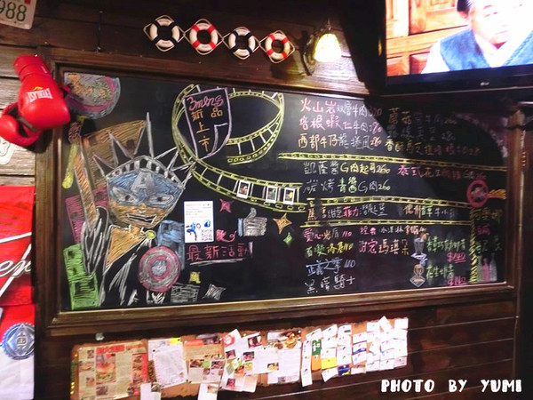 3mins美式餐廳(中美店)：【口碑券§第68彈】party time~復仇者英雄佔領台中!!美國隊長x鋼鐵人陪你一起大嗑漢堡@3mins美式餐廳