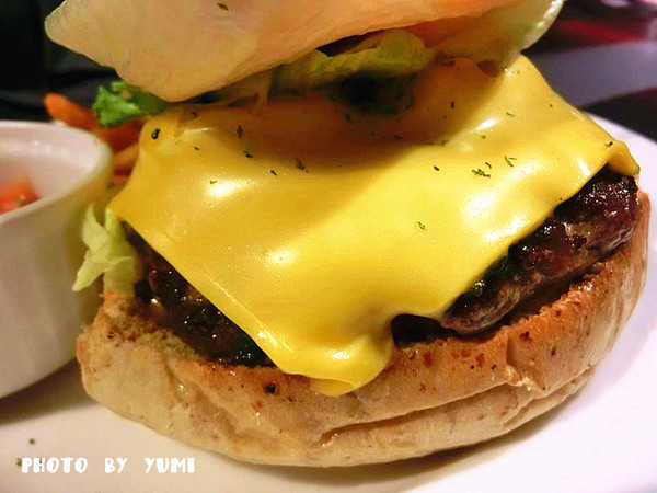 3mins美式餐廳(中美店)：【口碑券§第68彈】party time~復仇者英雄佔領台中!!美國隊長x鋼鐵人陪你一起大嗑漢堡@3mins美式餐廳