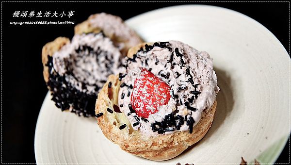 美食村蛋糕：【美食村蛋糕】網友強力推薦~爆餡草莓泡芙