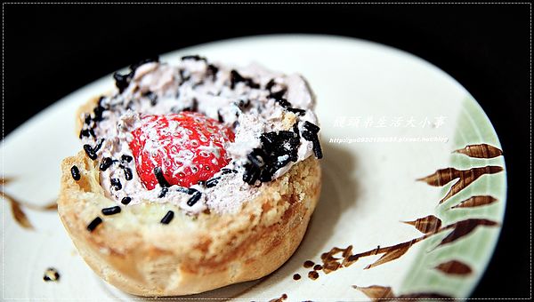 美食村蛋糕：【美食村蛋糕】網友強力推薦~爆餡草莓泡芙
